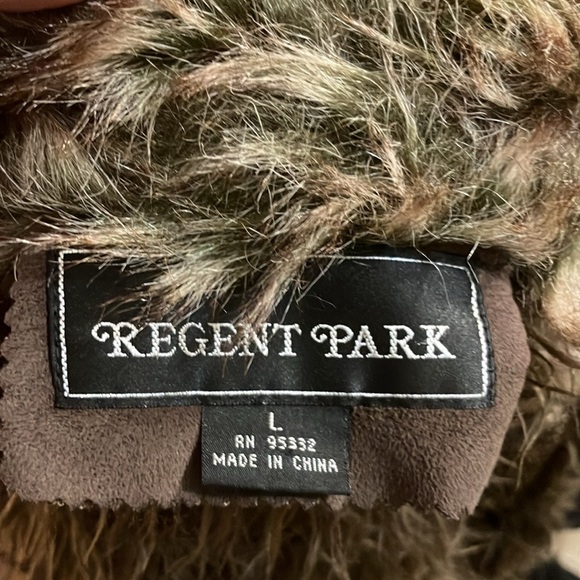 Regent Park faux fur vest with faux rhinestones Large - Picture 9 of 12